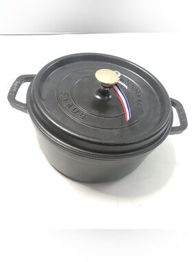 Staub Cocotte Ronde Round Cast Iron 24cm 3.7L 3.9QT Black 9 3/8” New OPEN